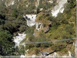 Nepal. Hngebroer over Gandaki klften ved Letekhola [Klik for et strre billede]
