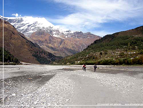 Nepal. Vandringen fra Ghasa til Tukuche foregik i det nsten udtrrede Kali Gandaki flodleje [copyright: Erik Petersen]