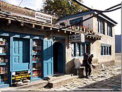 Nepal. Larjung Lodge & Roof Top Restaurant [Klik for et strre billede]