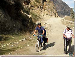 Nepal. P vejen mdte vi et par p tandem mountainbike p vej sydover [Klik for et strre billede]