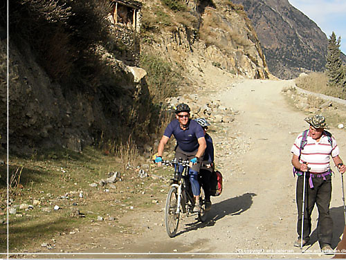Nepal. P vejen mdte vi et par p tandem mountainbike p vej sydover. Friske folk [copyright: Erik Petersen]