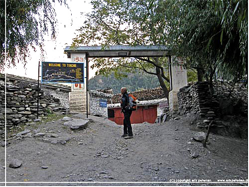 Nepal. Welcome to Tukuche. Webmaster Erik Petersen foran byporten til Tukuche, Mustang [copyright: Erik Petersen]