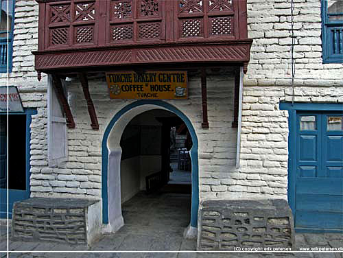 Nepal. Porten ind til 'Tukuche Guesthouse & Bakery Centre'. Et meget fint lodge [copyright: Erik Petersen]
