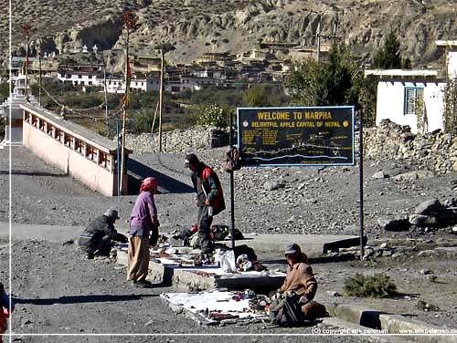 Nepal. Marpha. Tibetanske flygtninge er ved at gre klar til dagens salg af souvenirs [copyright: Erik Petersen]