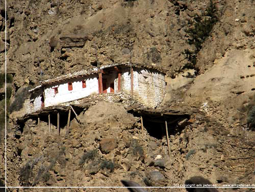 Nepal. P vejen ind i Marpha, er der udsigt til et noget yderligt beliggende hus [copyright: Erik Petersen]