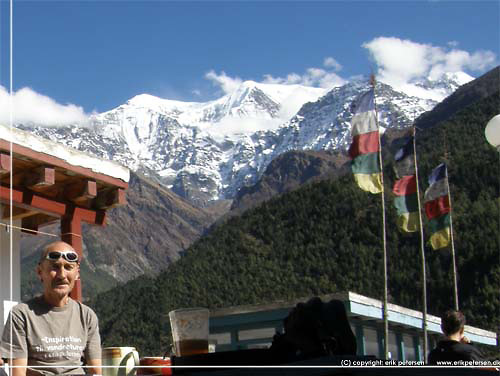Nepal. Webmaster p taget af Tukuche Guest House med de 3 Nilgiri i baggrunden [copyright: Erik Petersen]