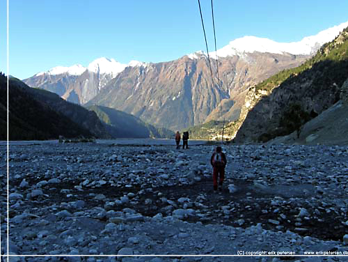 Nepal. Snart er vi igen tilbage i det store brede Kali Gandaki flodleje med kurs mod Kobang og Larjung [copyright: Erik Petersen]