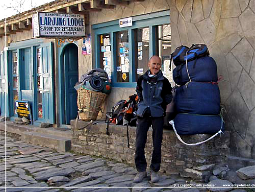 Nepal. Webmaster Erik Petersen og 40-50 kg rygsk udenfor Larjung Lodge i Larjung [copyright: Erik Petersen]
