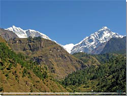 Nepal. Til venstre Nilgiri South, 6839 m, og Bharha Chuli (Fang), 7647 m, til hjre [Klik for et strre billede]