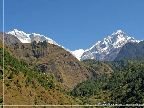 Nepal. Til venstre Nilgiri South, 6839 m, og Bharha Chuli, Fang, som det vist ogs kaldes, 7647 m, til hjre [copyright: Erik Petersen]