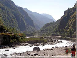 Nepal. Tatopani ret forude [Klik for et strre billede]