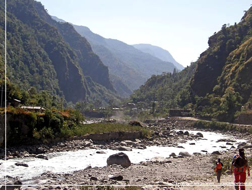 Nepal. P det sidste stykke til Tatopani snvrer Kali Gandaki klften ind igen og i det fjerne kan vi nu se de frste huse [copyright: Erik Petersen]