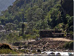 Nepal. Det nye lodge, der bliver bygget i den nordlige udkant af Tatopani [Klik for et strre billede]