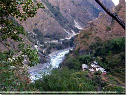 Nepal. Udsigt ned til Gandaki floden, hngebroen og Gharkhola [Klik for et strre billede]