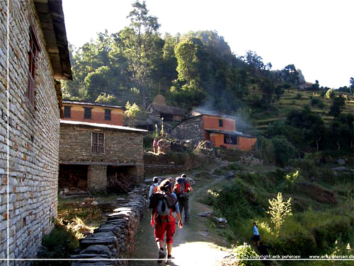 Nepal. P vores vandring passerer vi gennem mange sm bebyggelser [copyright: Erik Petersen]