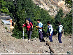 Nepal. Ligesom andre trekkere, bliver vi overhalet af friske skolebrn i fine uniformer p vej til skole [Klik for et strre billede]