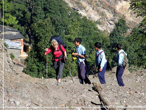 Nepal. Vi m, ligesom andre trekkere, se os overhalet af de friske skolebrn i fine uniformer p vej til skole [copyright: Erik Petersen]