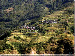 Nepal. Landsbyer ligger mellem velholdte terrassemarker opad den grnne bjergside [Klik for et strre billede]