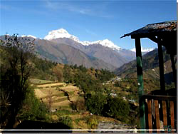 Nepal. Tilbageblik  over landskabet med Dhaulagiri baggrunden [Klik for et strre billede]
