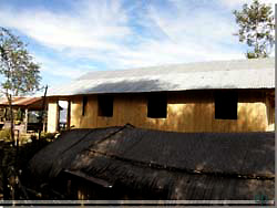 Nepal. Skoleprojektet i udkanten af Phalate med den nye store trbygning [Klik for et strre billede]