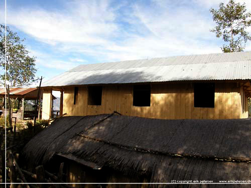 Nepal. Det skoleprojekt i udkanten af Phalate, har fet en ny stor trbygning [copyright: Erik Petersen]