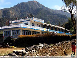 Nepal. New Dhaulagiri Lodge i Chitre ret forude [Klik for et strre billede]
