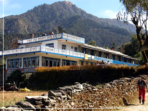 Nepal. New Dhaulagiri Lodge i Chitre ret forude [copyright: Erik Petersen]