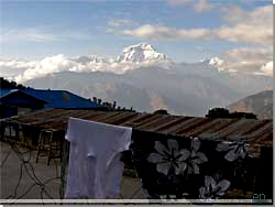 Nepal. Der er skyer p vej mod Dhaulagiri, ikke s godt for de, der skal til Poon Hill i morgen tidlig [Klik for et strre billede]
