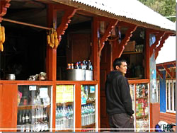 Nepal. Butikken i Fishtail Peak Guest House i Banthanti [Klik for et strre billede]