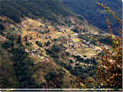 Nepal. Dybt nede, p den modsatte bjergside, ligger terrassemarker og nogle f huse [Klik for et strre billede]