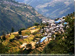 Nepal. To landsbyer dukkede op, p hver sin side af klften. Det m vre Ulleri [Klik for et strre billede]