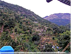 Nepal. Et kig op p bjerget med de mange trappetrin, hvor vi kom ned i gr. Kan ane stien mellem det grnne [Klik for et strre billede]