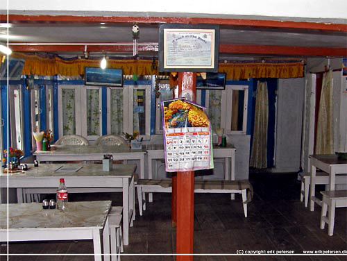 Nepal. The dining hall. Laxmi Guest House & Restaurant i Tikedunga [copyright: Erik Petersen]