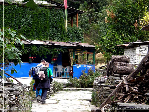 Nepal. P vej til Birethanti. Kaffe pause forude. Mira Lodge and Restaurant [copyright: Erik Petersen]