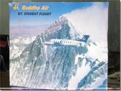 Nepal. Reklame for Buddha Air fanget i et vindue i Kathmandu [Klik for et strre billede]