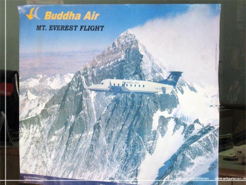 Nepal. Reklame for Buddha Air fanget i et vindue i Kathmandu [copyright: erikpetersen.dk]