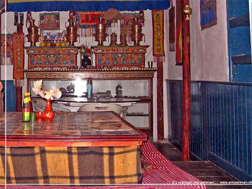 Nepal. Tukuche Guest House. Den hyggelige dining-hall med kulbkken varme under langbordet [copyright: Erik Petersen]
