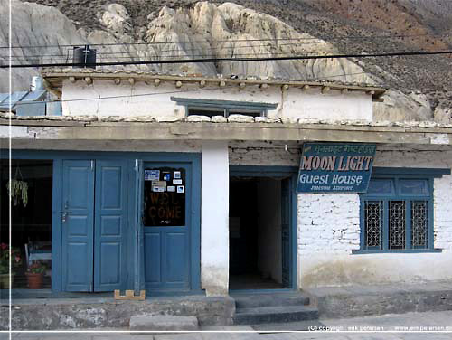 Nepal. Moonlight Guest House ser ikke ud af meget udefra [copyright: Erik Petersen]