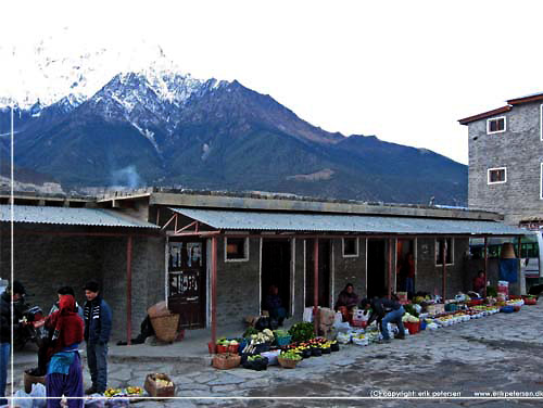 Nepal. Et marked, med frisk frugt og grnt, er hertil morgen bnet overfor vores lodge Moonlight Guest House [copyright: Erik Petersen]