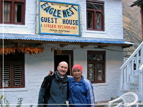 Nepal. Lodge vrten og webmaster foran Eagle Nest Lodge i Ghasa, Mustang [copyright: Erik Petersen]