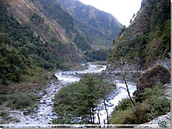 Nepal. P venstre side af Gandaki klften kan vi se den oprindelige trekkingsti [Klik for et strre billede]