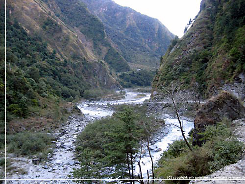 Nepal. P venstre side af Kali Gandaki klften kan vi se den oprindelige trekkingsti [copyright: Erik Petersen]