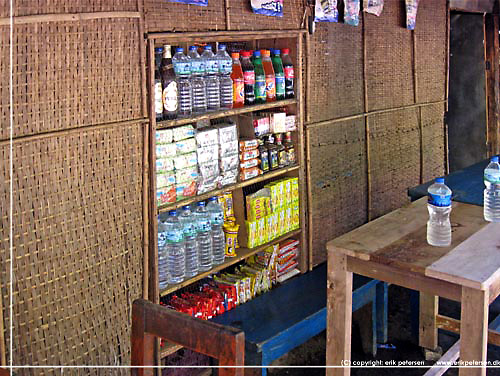 Nepal. I de lidt faldefrdige skure, bygget af tr og bambus, tilbydes forfriskninger af alle slags og vi stopper og drikker en cola [copyright: Erik Petersen]