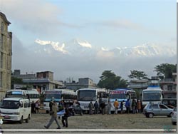 Nepal. Phokara. Et lille udsnit af bus stationen en tidlig morgen [Klik for et strre billede]