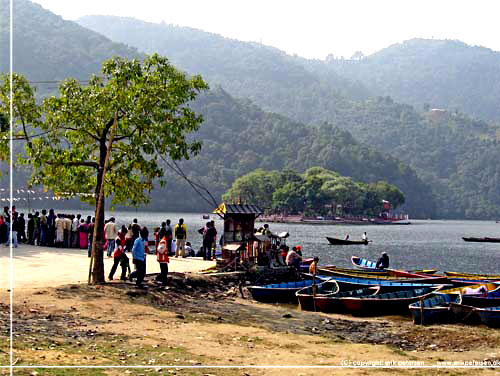 Nepal. Lake Side Pokhara. Bdeudlejning ved Phewa sen [copyright: erikpetersen.dk]