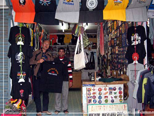Nepal. Lake Side. T-shirt butik. En af mange af slagsen. Butikken hvor jeg fik lavet T-shirts [copyright: erikpetersen.dk]