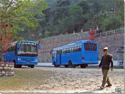 Nepal. Frokostpause p Green Park Highway Restaurant ca halvvejs mellem Kathmandu og Pokhara [Klik for et strre billede]