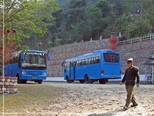 Nepal. Baba Adventures busser p 'Green Park Highway Restaurant' ca halvvejs mellem Kathmandu og Pokhara [copyright: erikpetersen.dk]