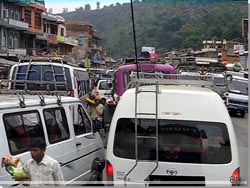 Nepal. Et lille udsnit af mylderet i en mindre by p vej fra Kathmandu til Phokara [Klik for et strre billede]