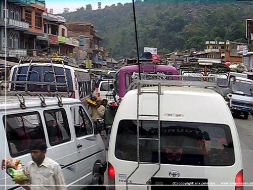 Nepal. Et lille udsnit af mylderet i en mindre by p vej fra Kathmandu til Phokara [copyright: erikpetersen.dk]